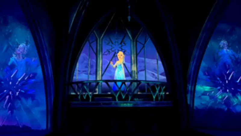Disneyland Paris inaugure Frozen Ever After, une attraction immersive dédiée à La Reine des Neiges