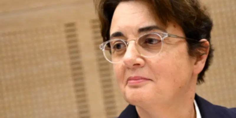 Démission surprise de Laurence des Cars, directrice du Louvre, après le vol des joyaux