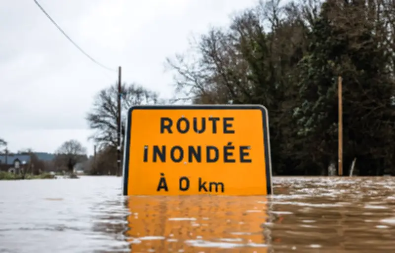 Dordogne : une nonagénaire cernée par les eaux de la Dronne en crue