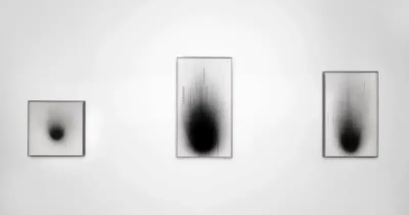 Dove Allouche expose CHNOPS : l'art minimal rencontre la science à Paris