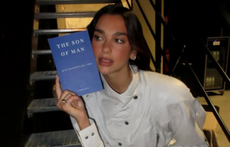 Dua Lipa transforme son book club en phénomène littéraire mondial