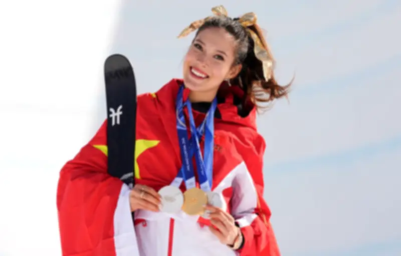 Eileen Gu triomphe à Milan-Cortina avec une médaille d'or teintée d'émotion