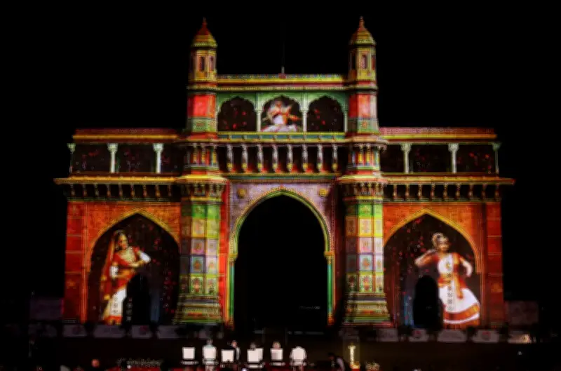 Emmanuel Macron en Inde : une première journée entre embouteillages et Bollywood à Mumbai