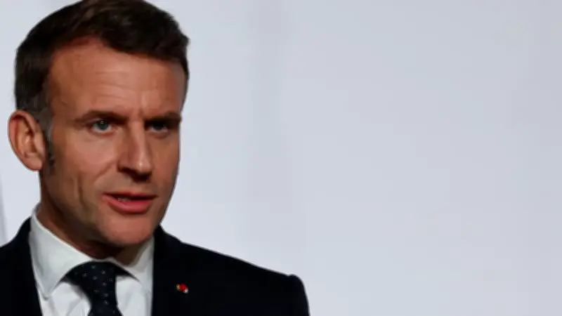 Emmanuel Macron honore ses fidèles à l'Élysée et défend son bilan politique