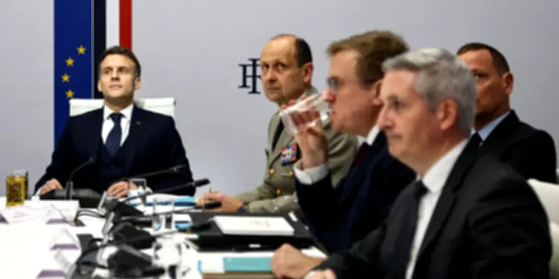 Emmanuel Macron sceptique sur une paix rapide en Ukraine lors d'une vidéoconférence