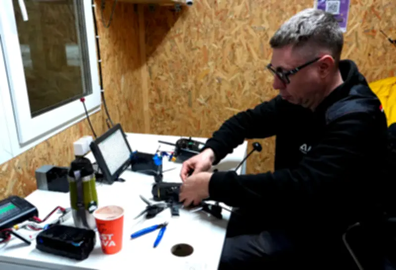 En Ukraine, des civils se forment au pilotage de drones pour la guerre de demain