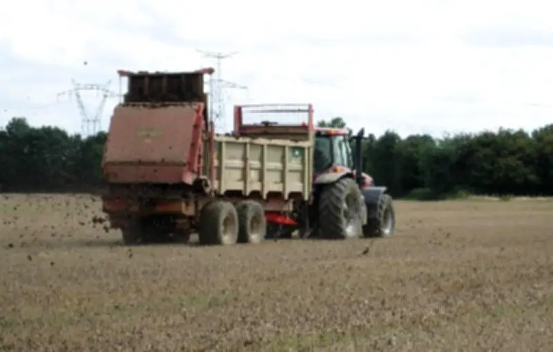 Enquête choc : des boues contaminées aux PFAS épandues sur les terres agricoles françaises