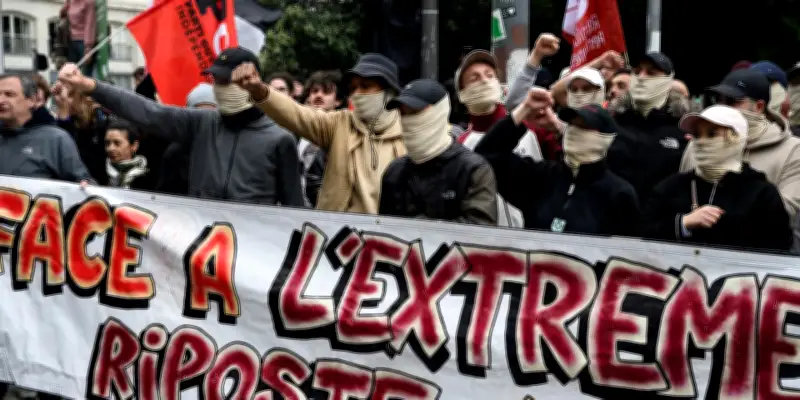 Enquête ouverte sur la reconstitution de La Jeune Garde, Macron condamne les violences