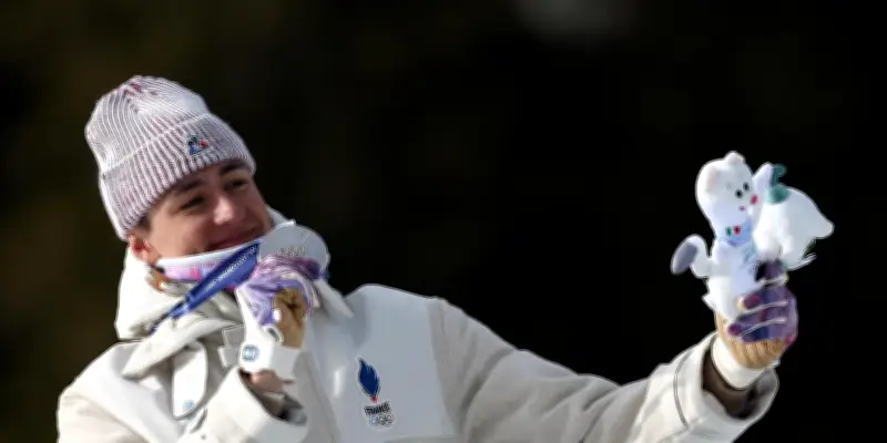 Eric Perrot décroche l'argent en biathlon, la Suède triomphe en ski de fond