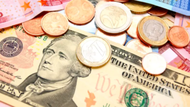 Euro plus fort que le dollar : quelles conséquences pour votre pouvoir d'achat et l'économie ?
