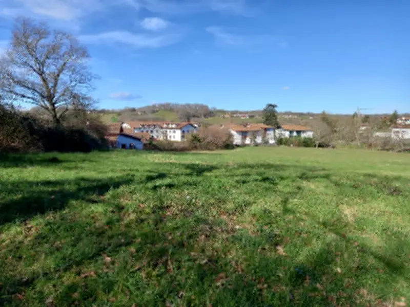 Ezpeleta : Subventions avancées et vente d'un terrain à Bouygues Immobilier