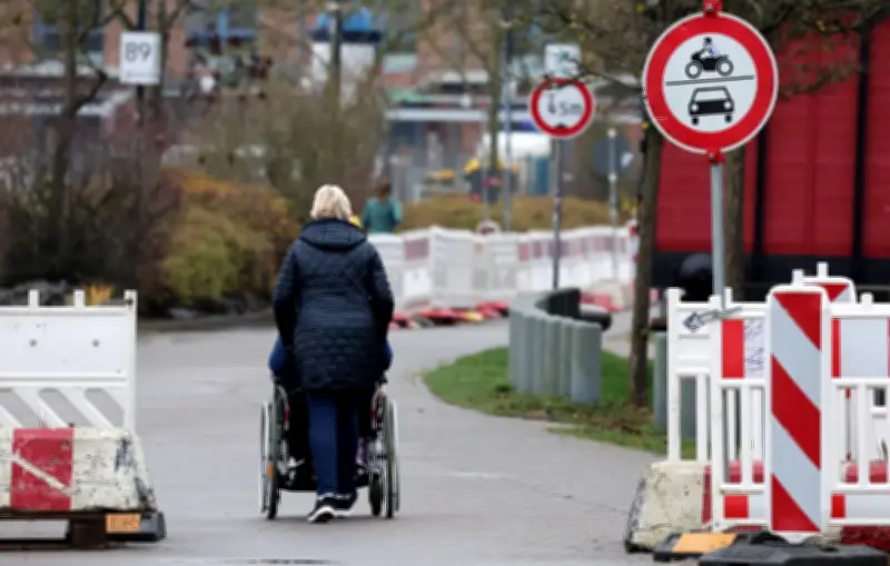 Fauteuils roulants gratuits : succès et délais critiques pour la réforme