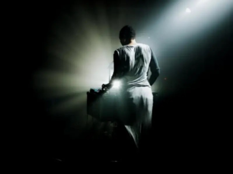 Feeo, alias Theodora Laird, révèle son art de la mélodie épurée pour laisser parler les mots