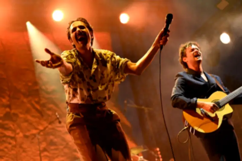 Feu ! Chatterton électrise l'Accor Arena : un concert poétique et survolté