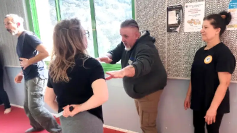 Formation à la self-défense face aux couteaux : gestion du stress et techniques pratiques