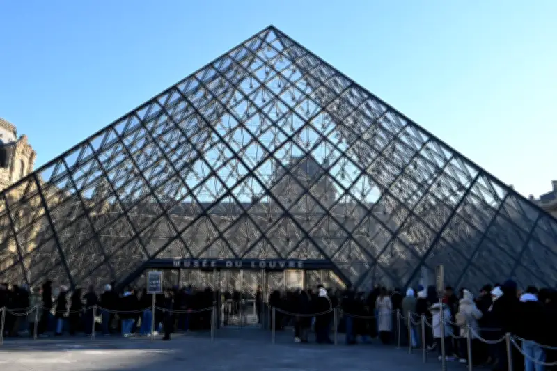 Fraude massive au Louvre et à Versailles : neuf interpellations et plus de 10 millions d'euros de préjudice