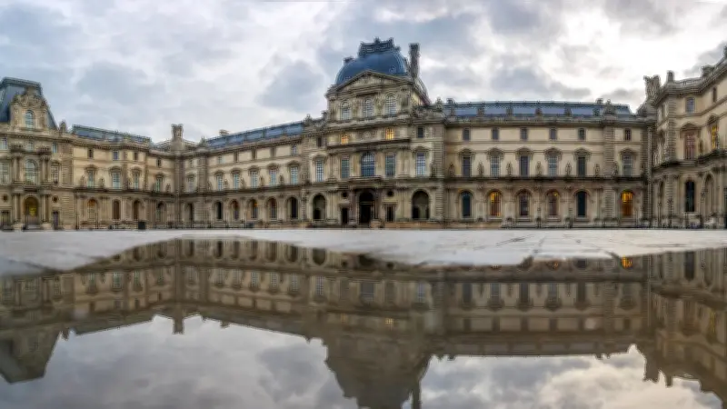 Fuite d'eau majeure au Louvre : œuvres endommagées et salles fermées dans l'aile Denon