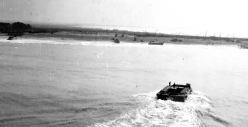 Février 1954 : l'US Army teste l'énorme véhicule amphibie Brac sur la plage du Verdon