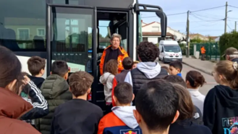 Gard : des collégiens apprennent l'évacuation d'urgence dans un car scolaire