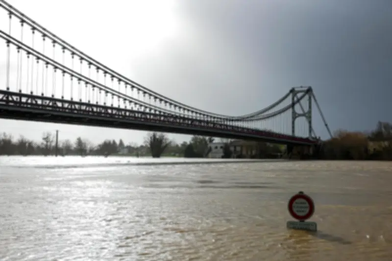 Gironde : la Garonne en crue après la tempête Nils, vigilance rouge maintenue