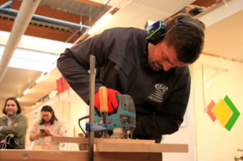 Grégory Alldritt s'essaye à l'artisanat pour soutenir les reconversions professionnelles