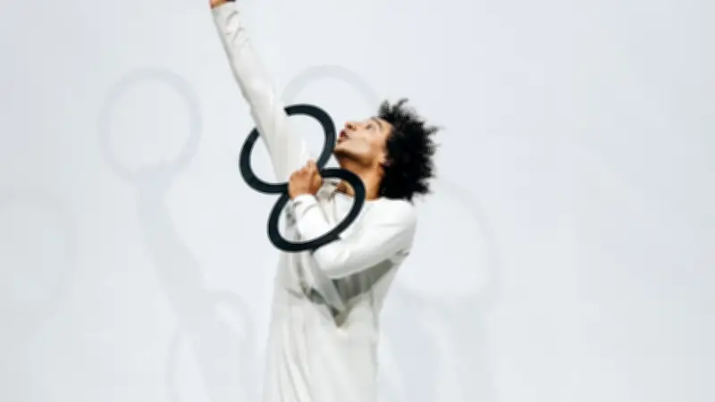 Guillaume Martinet illumine le jonglage à Capestang avec son spectacle Monographie