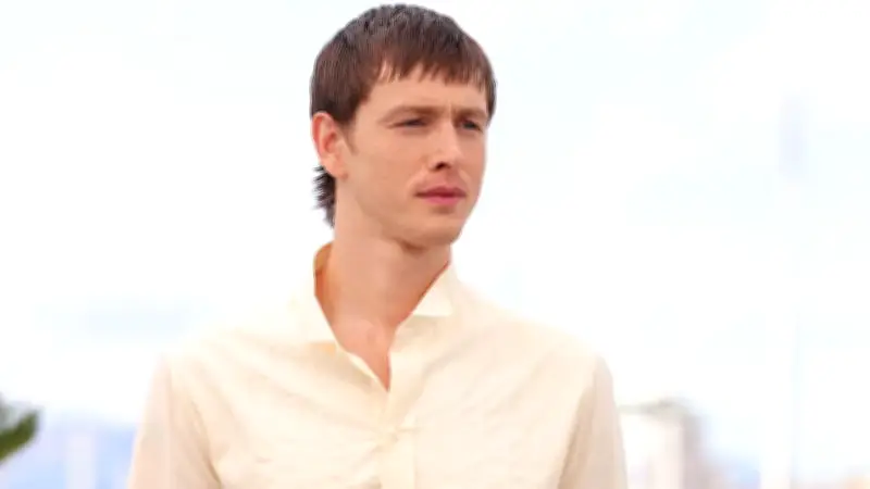 Harris Dickinson, de l'amant de Kidman à John Lennon, dévoile sa première réalisation