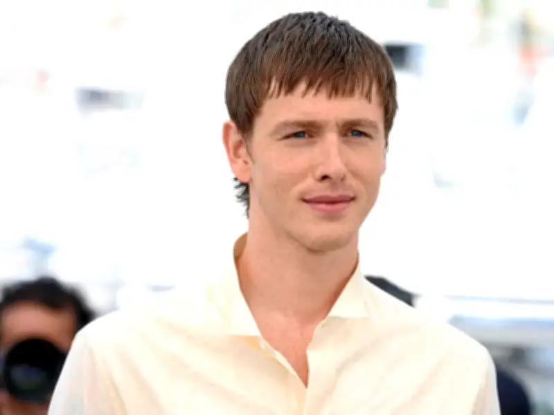 Harris Dickinson se transforme en John Lennon pour le film sur les Beatles de Sam Mendes