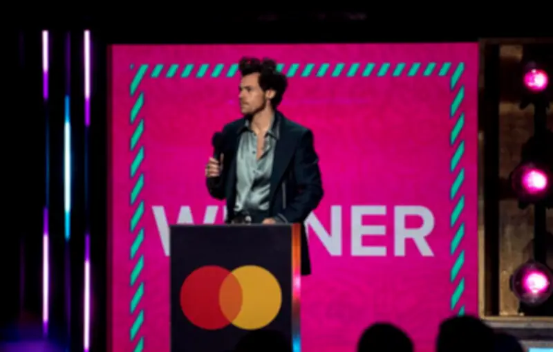 Harry Styles révèle un fou rire inattendu lors des funérailles de sa grand-mère