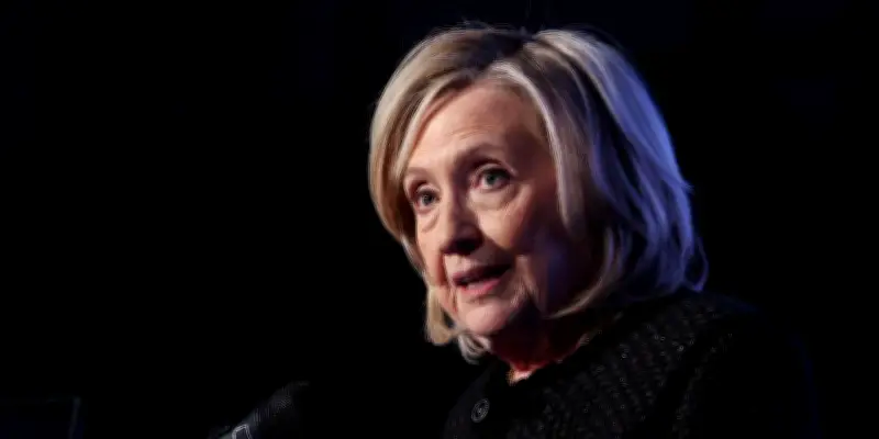 Hillary Clinton exige que Trump témoigne sous serment dans l'affaire Epstein