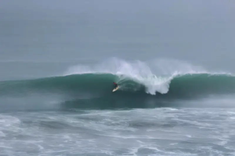 Hiver 2025-2026 désastreux pour le surf landais : houles extrêmes et vents défavorables