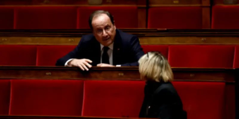 Hollande rompt avec LFI, qualifie le mouvement d'extrême gauche après la mort de Deranque