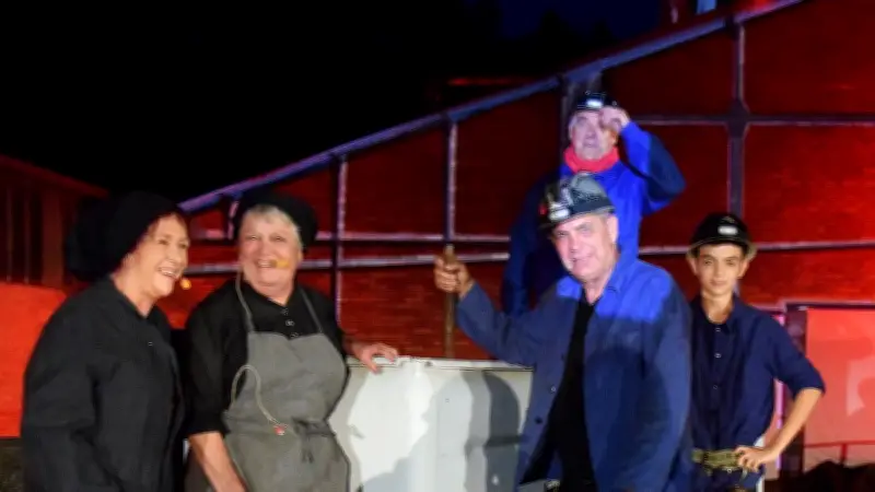 Hommage émouvant à Régis Ponge : une foule célèbre l'artiste et l'homme