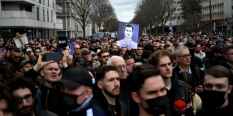 Hommage à Quentin Deranque : 3 200 personnes à Lyon, la préfecture signale des saluts nazis