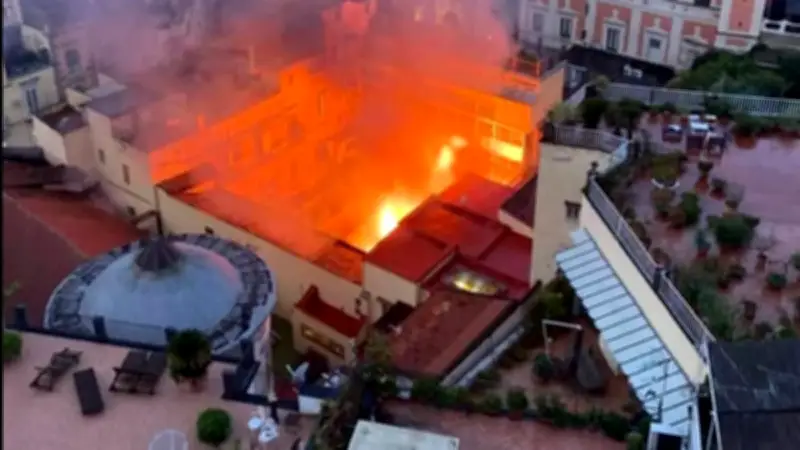 Incendie dévastateur au Théâtre Sannazaro de Naples, un monument historique réduit en cendres