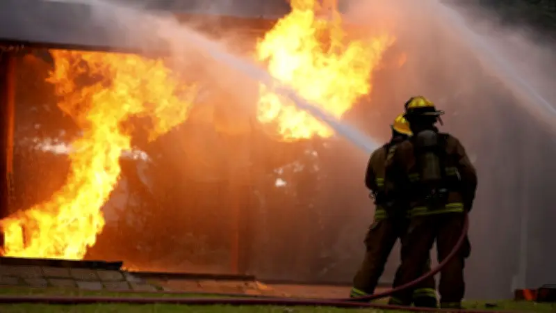 Incendie mortel en Isère : une fillette de 8 ans et un homme de 22 ans périssent dans un garage