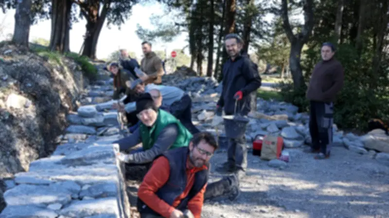 Initiation aux murs en pierre sèche : un savoir-faire ancestral transmis à Assas