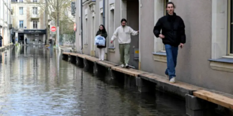 Inondations : 300 routes coupées, le réseau ferroviaire se normalise malgré des difficultés persistantes
