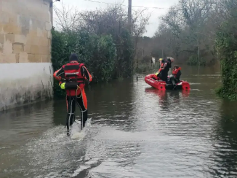 Inondations dans le Nord-Libournais : Sablons isolé, Coutras sous les eaux