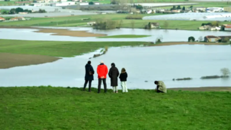 Inondations dans l'Ouest : la décrue s'amorce mais trois départements restent en alerte rouge