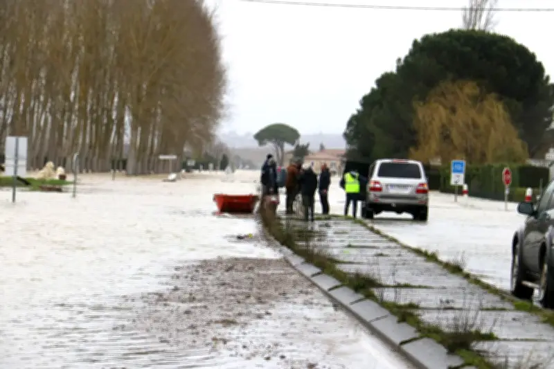 Inondations en Nouvelle-Aquitaine : décrue lente après des crues record et évacuations massives