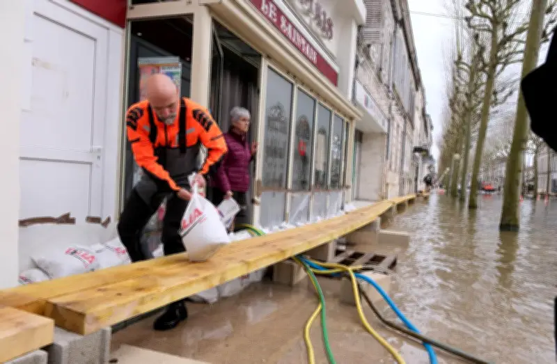 Inondations à Saintes : le centre-ville paralysé, la solidarité comme unique bouée