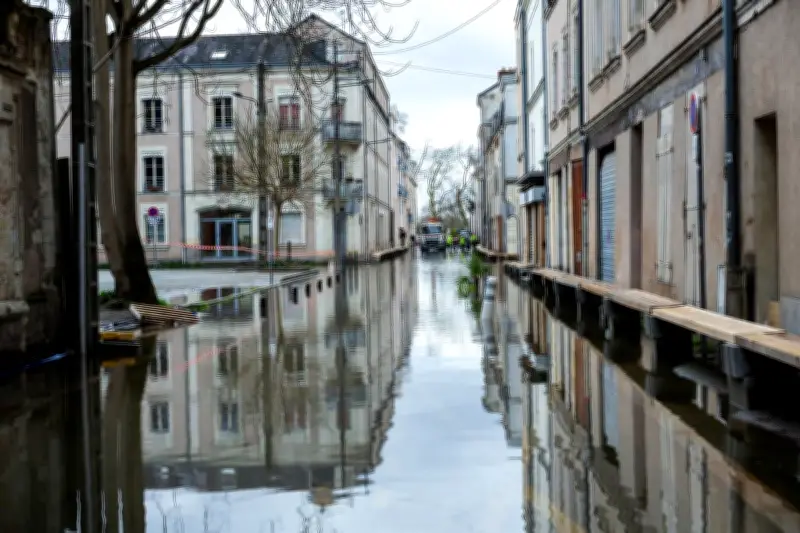 Inondations : vigilances prolongées pour le week-end, une lente décrue attendue