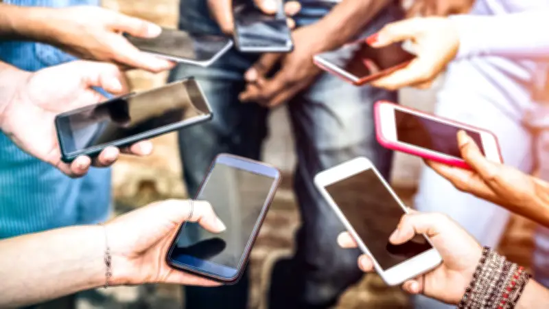 Interdiction des réseaux sociaux avant 15 ans : une mesure facilement contournable par les adolescents