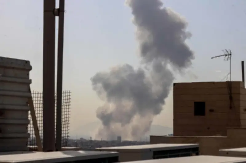 Israël lance une frappe préventive contre l'Iran, état d'urgence décrété