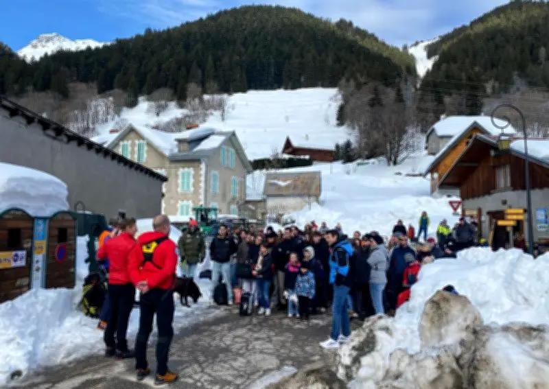Isère : Évacuation héliportée d'un hameau isolé après une avalanche majeure