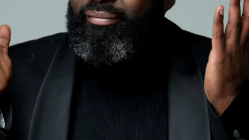 Issa Doumbia dévoile son parcours intime dans un ciné-spectacle à La Grande-Motte