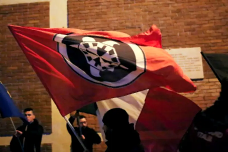 Italie : douze membres d'un groupuscule d'extrême droite condamnés pour tentative de recréer le parti fasciste de Mussolini