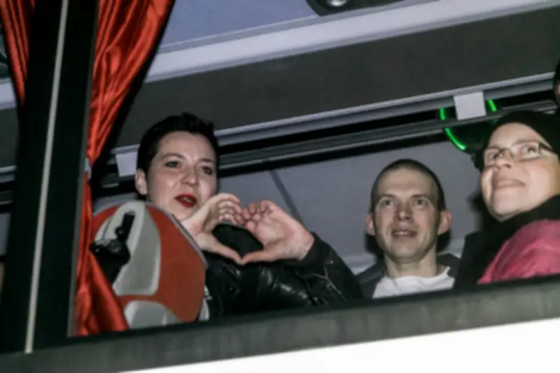 « Je pouvais voir mes os » : trois prisonniers politiques bélarusses témoignent des cachots de Loukachenko