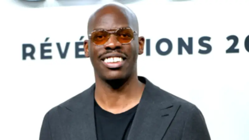 Jean-Pascal Zadi révèle que sa fille est née avec douze doigts, un syndrome familial